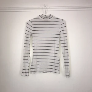  - Randig polotröja, finfint skick! :) kan skickas eller mötas i Sthlm 