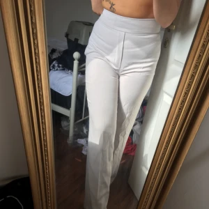  - Vita/beiga byxor i skönt material! Lite trasig vid dragkedjan, men inget man stör sig märkbart på samt en fläck på rumpan 