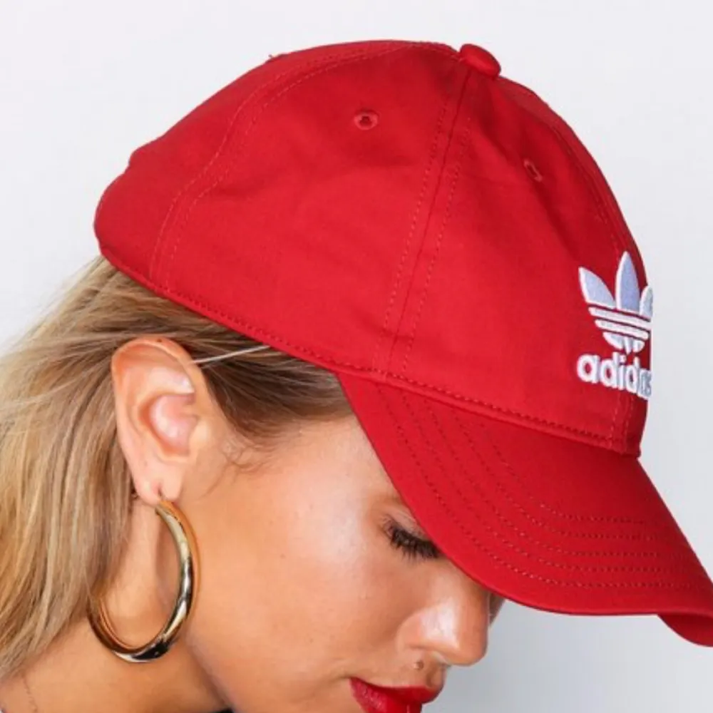 Adidas trefoil cap, köpt för 199 kr säljer för 50 kr, aldrig använd och är därmed i bra skick Köparen står för frakt. Accessoarer.