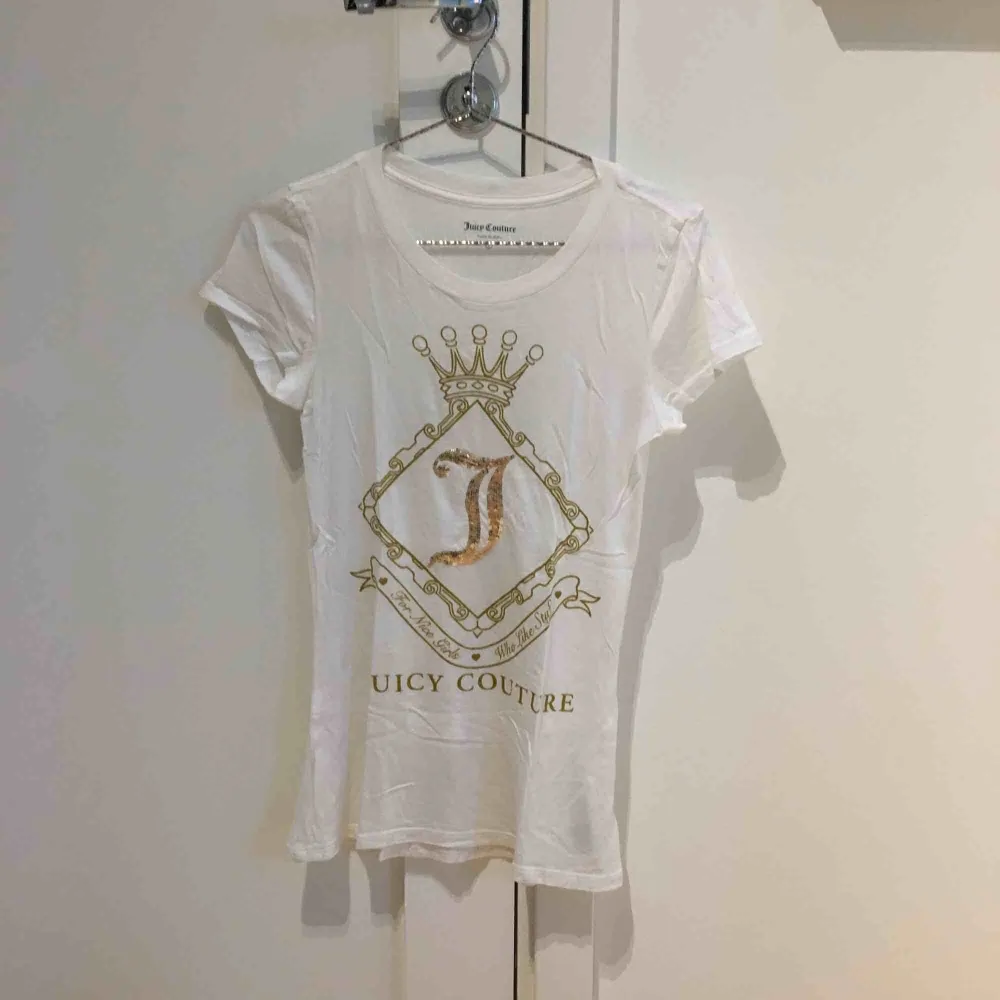 T-shirt från Juicy Couture. Kan mötas upp i kungsbacka eller posta, köparen står för frakten. . T-shirts.