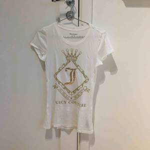 T-shirt från Juicy Couture. Kan mötas upp i kungsbacka eller posta, köparen står för frakten. 