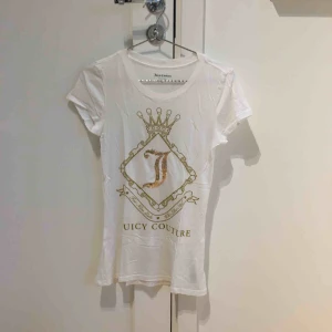  - T-shirt från Juicy Couture. Kan mötas upp i kungsbacka eller posta, köparen står för frakten. 