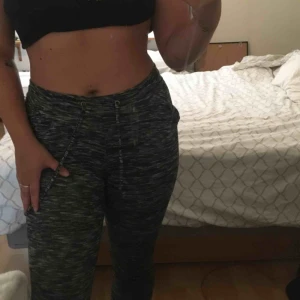  - Grå mönstrade tighta mjukisar. Frakt ingår i priset