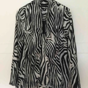  - Tunn kimono blus i zebramönster med knyte i midjan. Även snygg som kavaj! Helt ny och aldrig använd från PLL. 