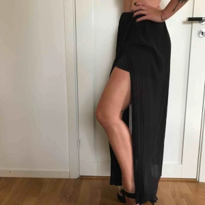  - Lång svart kjol, med kort underkjol, från Weekday. Storlek S, oanvänd✨frakt ingår ej 