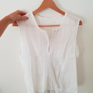  - Supersöt vit topp med fina spets detaljer!