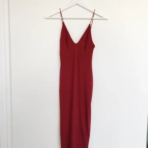  - Vinröd klänning från Rebecka Stella, använd fåtal gånger. Storlek XS men passar även för S och M då den är mycket töjbar  Frakt tillkommer på 27 kr, kan skicka det spårbart för 58 kr. Ansvarar ej för postens hantering.