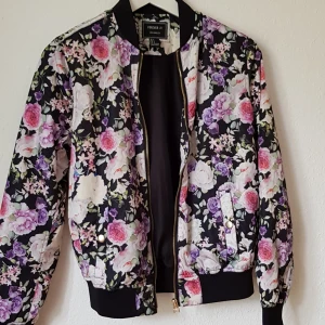  - Söt bomber i storlek S från Forever 21. Sparsamt använd. Priset kan diskuteras 