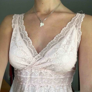  - En söt spets klänning i färgen ljusrosa. Kan posta eller möttas upp på Södermalm (köparen står för frakten)☺️