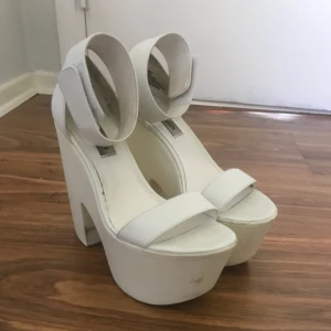  - Äkta Steve Madden köpta i USA för 1500kr nypris! 14cm klack och 4 cm platå. Inkl frakt i priset 