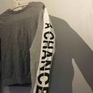  - En långärmad tröja från H&M.  Använd sparsam. 