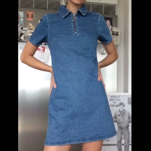  - Klänning, jeans, blå  Frakt tillkommer!  Jag är 175 cm lång, så den är lite kortare på mig än på de flesta andra ;)  Kolla in mina andra annonser också. samfraktar gärna!