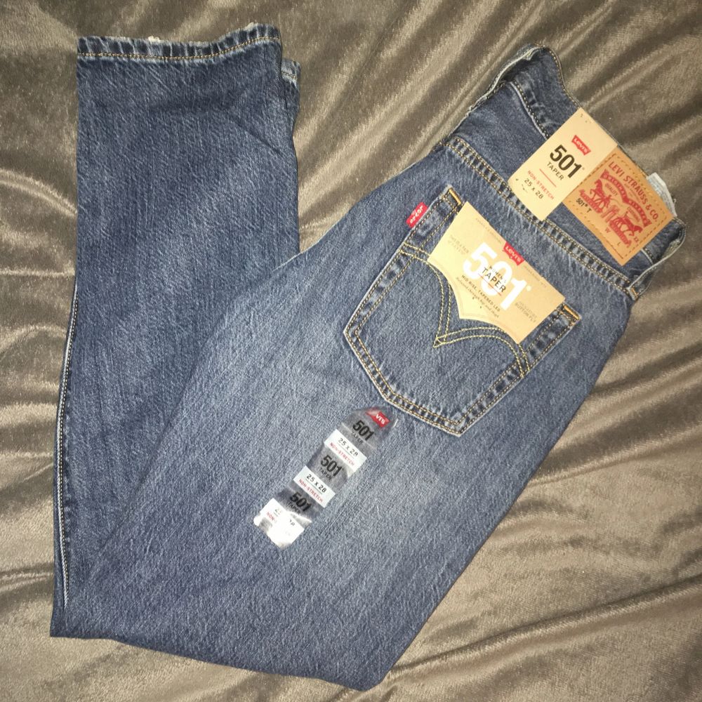 HELT HELT NYA 501 LEVIS!! Min mamma köpte dem förra veckan från USA men tyvärr passade dem inte riktigt mig! :( Jag har vanligtvis strl XS och är 165 cm lång. Modellen är WOMEN'S TAPER, en slags momjeans modell!. Jeans & Byxor.