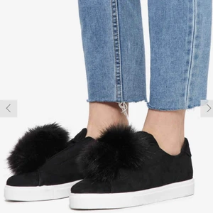  - Bianco POMPOM skor storlek 37. Använda fåtal gånger, ska lägga upp egna bilder! Nypris 699 kr Det går att ta bort pälsbollarna så att de bara blir svarta enkla sneakers. 