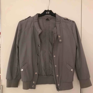  - Tunn grå ”jacka” från H&M strl 36