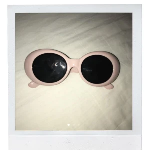  - Rosa solglasögon, frakt är inräknat i priset! 