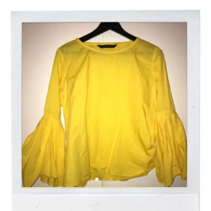  - Frakten är inräknad! Gul, jättefin blus från Zara! Säljer pga kommer inte till användning😢 Som ny!