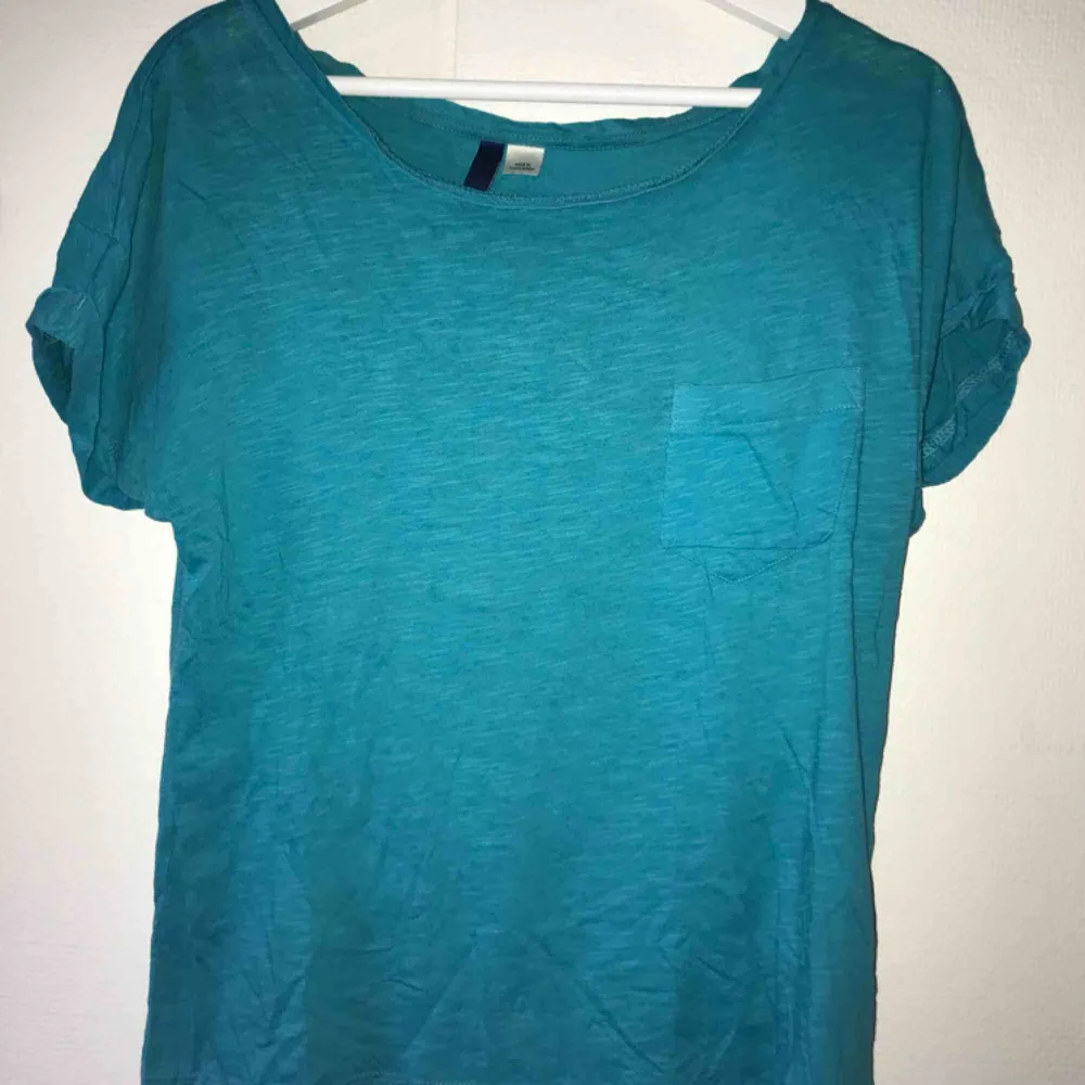 Superskön t-shirt med bröstficka i fin turkos färg😍 Endast provad, strl S. T-shirts.