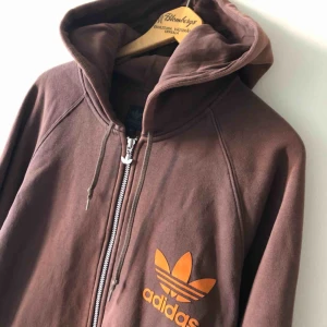  - Skön hoodie med dragkedja i trevligt urtvättat skick från Adidas. Nice färgkombination! 