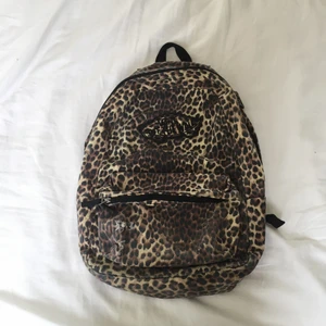  - Sliten MEN jävligt snygg väska från vans, priset är högt då jag tycker väskan är snygg som sliten men priset går ofc att diskuteras :)