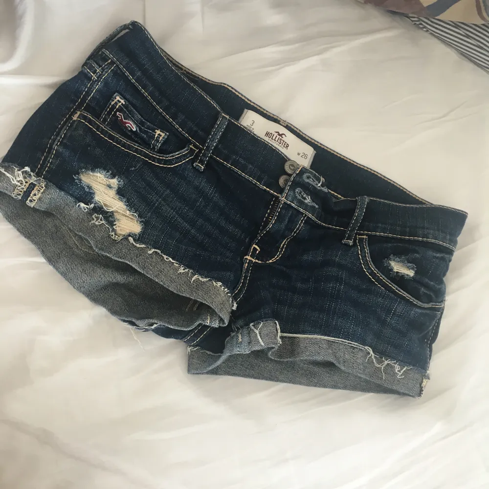 Lågmidjade jeansshorts från Hollister i bra skick! . Shorts.