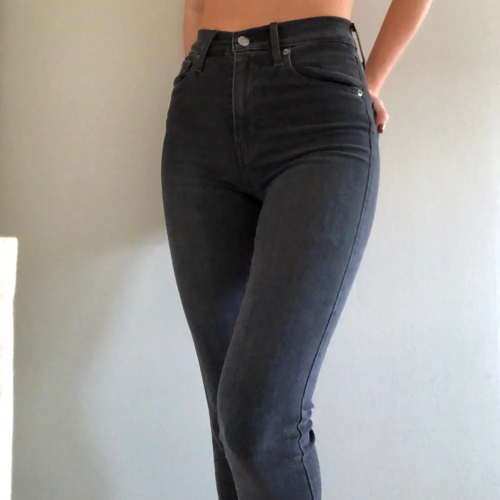 Mile high super skinny jeans från Levis i svart/mörkgrå. Köparen står för alt. Frakt. Jeans & Byxor.