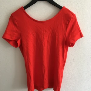  - Oanvänd fin topp från monki med djup rygg. Jättefin med lite sådär ”håligt” mönster (se bild 2) Superfin!!