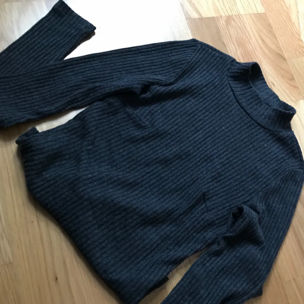Långärmad tröja från Ginatricot med låg polokrage ,aldrig använd, 50+frakt. Toppar.