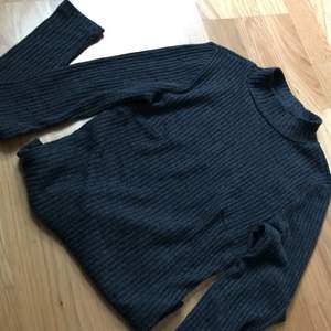 Långärmad tröja från Ginatricot med låg polokrage ,aldrig använd, 50+frakt
