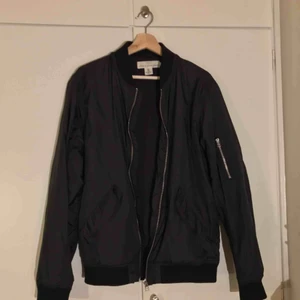  - Svart bomberjacka ifrån HM, storlek medium