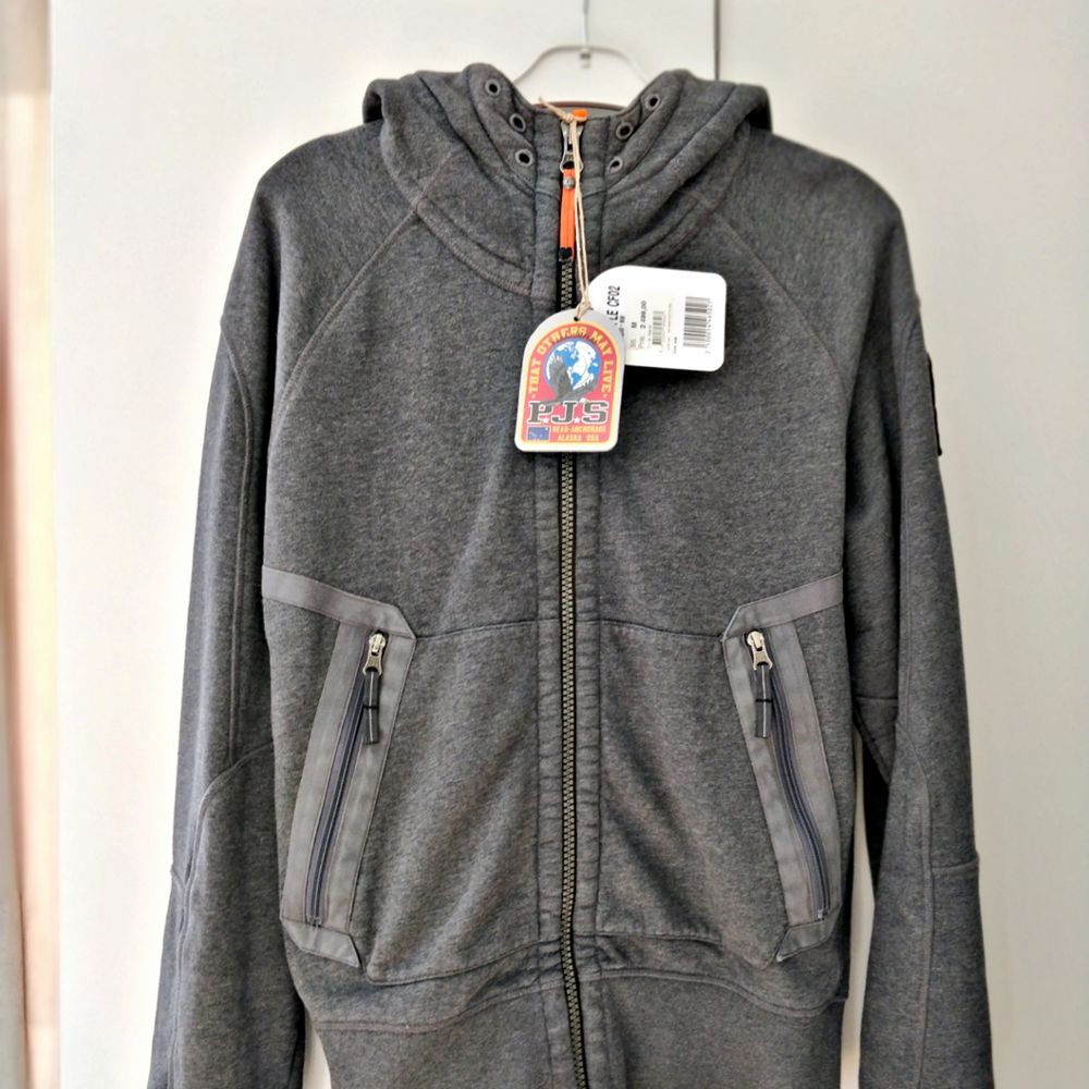 PJS-hoodie i väldigt bra skick. Har haft denna ett tag nu och har märkt att jag inte bär hoodie allt för ofta, där av det goda skicket på plagget. Den sitter som en stor medium eller en liten large. Jag är en medium har inga problem att ha den men funkar för de som har large för de flesta också. Kan mötas och kan frakta📩 Kan även tänka mig byta mot skjortor i storlek M. . Tröjor & Koftor.