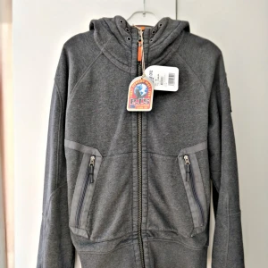  - PJS-hoodie i väldigt bra skick. Har haft denna ett tag nu och har märkt att jag inte bär hoodie allt för ofta, där av det goda skicket på plagget. Den sitter som en stor medium eller en liten large. Jag är en medium har inga problem att ha den men funkar för de som har large för de flesta också.    Kan mötas och kan frakta📩  Kan även tänka mig byta mot skjortor i storlek M. 