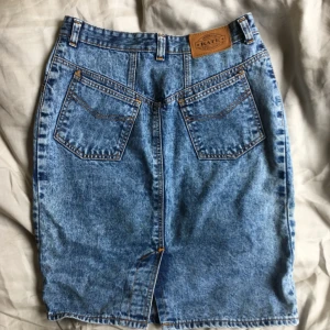  - Över naveln-hög kjol som nästan går ner till knäna på mig som är 175 cm lång. Säljes pga för stor för mig. Superfin!! Möts upp i Uppsala. Köparen står för frakt. 