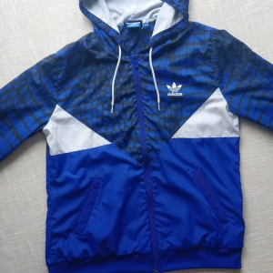  - Vindjacka från Adidas i storlek 44. Köparen står för frakt. 