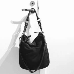  - Skinnväska med framsida i mocka från Maanii Copenhagen i fint skick. Har tagit väl hand om den med läderbalsam😊 kommer inte riktigt ihåg pris som ny men över 1000kr. Upphämtning Bergshamra eller skickas mot frakt.