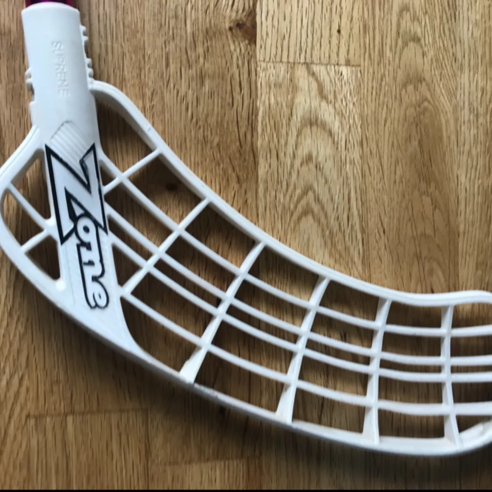 Riktigt snygg innebandy klubba Längd 96 Flex 29 Zone   Ej frakt. Hämtas i Hornstull. . Övrigt.