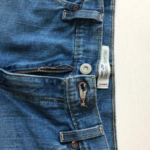 Vintage Levis 550 jeansshorts. Använda få gånger, för små för mig! Brukar ha 28 i byxor, skulle säga att dessa passar 26/27. 