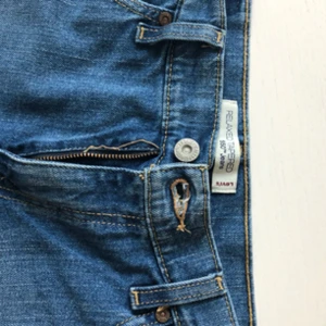 - Vintage Levis 550 jeansshorts. Använda få gånger, för små för mig! Brukar ha 28 i byxor, skulle säga att dessa passar 26/27. 