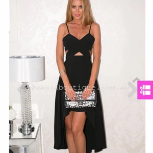  - Beställde från en Australiensk hemsida (xeniaboutique), storlek M (passar mig som har S/M), endast använd en gång på min bal! Nypris 1000kr. 