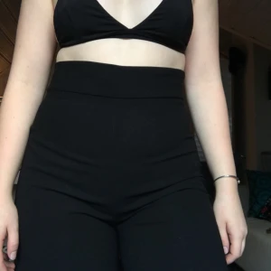  - Ett av mina absoluta favoritbyxor som tyvärr är för små :((  Använda men är fortfarande i bra skick! Köparen står för frakt🌹