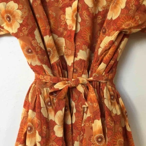  - 70-tals inspirerad American Vintage sommarklänning. Aldrig använd. Klänningen är oversized så den passar många storlekar. Kan mötas upp i Göteborg, annars står köparen för frakten💘