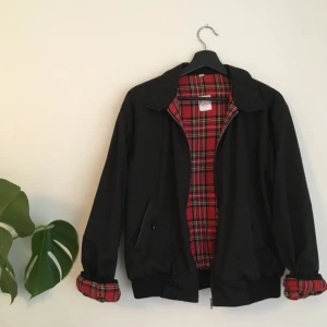  - Vill nästan inte sälja denna favorit men den förtjänar mer kärlek än den får av mig!! Världens snyggaste bomber med rutigt foder, köpt på Urban Outfitters för några år sedan och i fint skick men lite sliten vid fickor och i kanterna (se bilder). 300 kr eller högsta bud :-)) Möts upp i sthlm eller skickar mot frakt! Kolla gärna in mina andra annonser 💘🔥