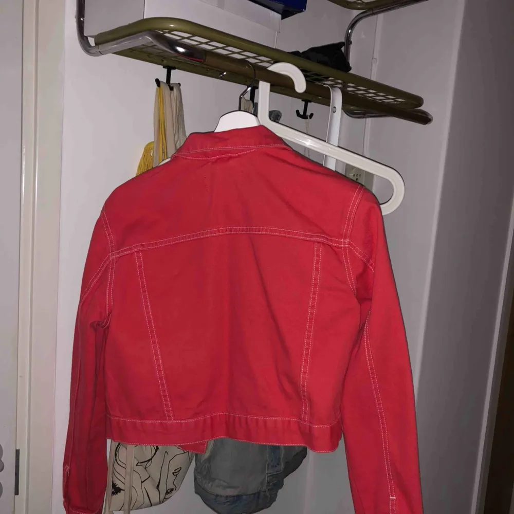 Röd jeansjacka i kortare modell, köpt på Nelly! Använd 1 gång så precis som ny i skicket! 30 kr frakt tillkommer 🌻. Jackor.