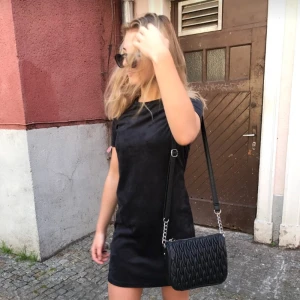  - Suuuperfin klänning från Zara. I grå färg och ett (väldigt) mjukt material. En aning tjockare i tyget så kan bäras vid kallare tillfällen också! Faller snyggt på kroppen. Tyvärr för liten för mig därför säljer jag den💙 