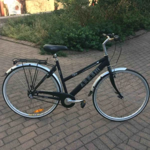  - Jättefin cykel från sjösala i fint skick. Väldigt sparsamt använd, endast lite rost på styret. Ramen är 50cm och däcken 28tum. Tre växlar. Fotbroms och en handbroms funkar bra. Jag bor i Masthugget, Göteborg så kan mötas i närheten om du vill testa den :)