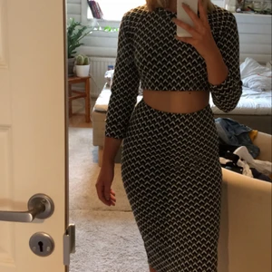  - Set med kjol och tröja, tröja i small och kjol i medium. Inköpt för något år sedan, kjolen är använd ett antal gånger men aldrig tröjan.  Finns att hämta i Stockholm alternativt fraktas mot en fraktkostnad. Från ett djur och rök-fritt hem. 