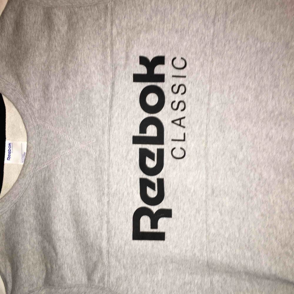 Storlek small Reebok sweatshirt, typ helt ny.. Huvtröjor & Träningströjor.