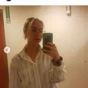  - Vit skjorta köpt på second hand, väldigt fint bevarad, bra kvalité. Kan användas över ett plagg eller som en klänning (älskar båda) eller hur som helst det är bara att experimentera ;) Säljer pga behöver moneeey 