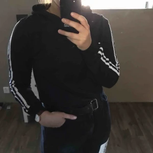  - Tunn lite kortare huvtröja från madlady aldrig använd, provad en gång, med två vita sträck som går från axeln ner på varje arm. Frakt tillkommer