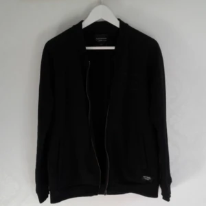  - Bomberjacka/kofta i PeakPerformance. Knappt använd så är i riktigt bra skick! Supermysig och snygg! Pris 30kr, kan skickas om köparen står för frakt. Betalas med swish🎉